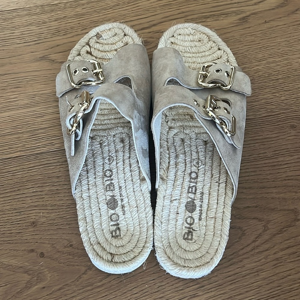 BioBio NWOT tan sandals with a woven sole size 8